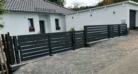 Zaun aus polen mit Montage - Metallzaun - Regulazaun in ...