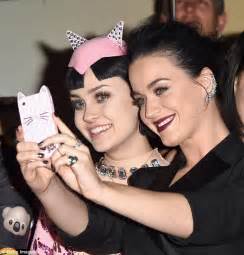 Katy Perry Snaps A Selfie With A Doppelganger Fan At Prismatic World Tour Movie Premiere Daily