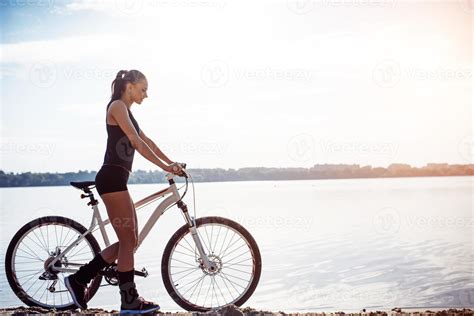 Frau Auf Einem Fahrrad Am Strand Stock Photo Bei Vecteezy