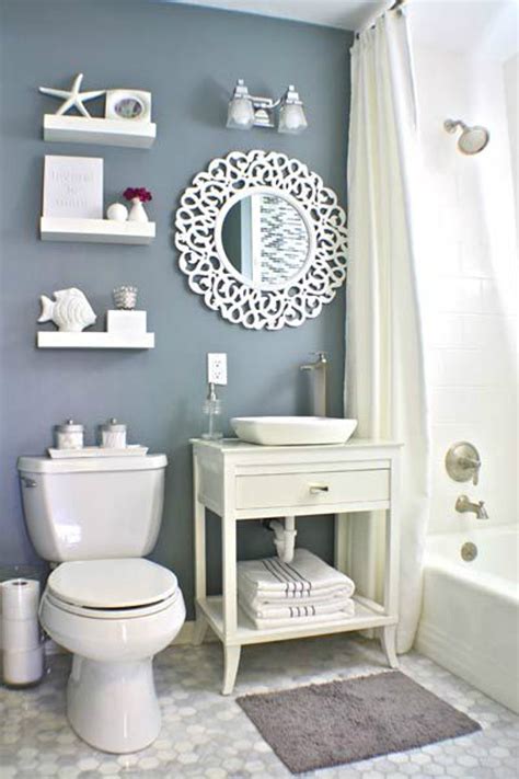 Framed paintings, photos or postcards depicting beach scenes. 25 Beach Style Bathroom Design Ideas - Decoration Love