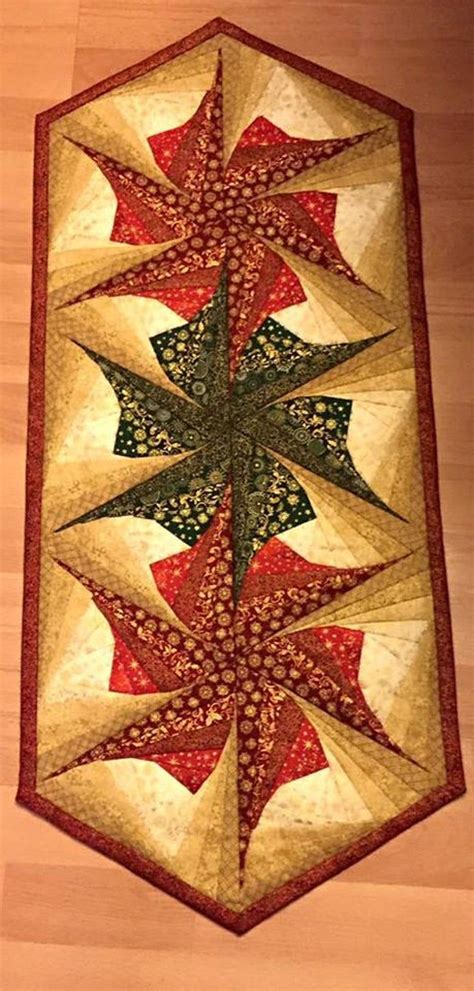 Paper pieced 7 log cabin free pattern (more free paper piecing learn how to paper piece a log cabin quilt block. Tordu Log Cabin poinsettia table Runner motif motif de ...