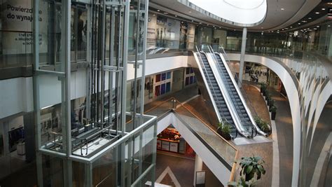 Sprawdź nowy wykaz niedziel handlowych 2021 i zobacz, które sklepy są otwarte w niedzielę. Niedziele handlowe 2021. Kiedy wypadają? Zmiany ws ...