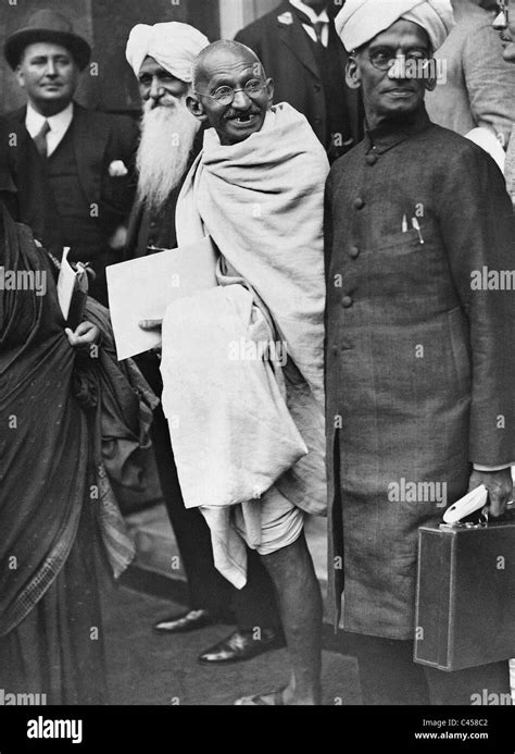 Mahatma Gandhi Leaves The Round Table Conference In London 1931 Stock