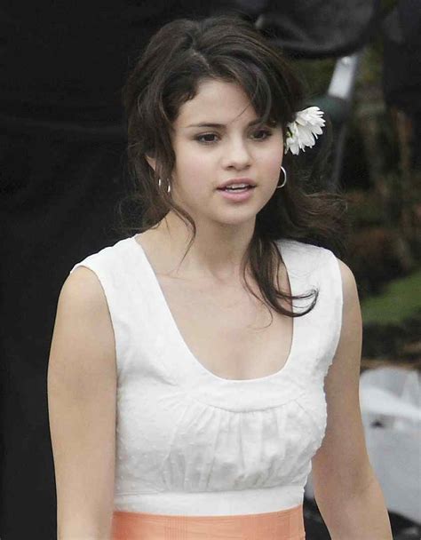 Wallpapers Of Cute Hollywood Actress Selena Gomez ~ Uth Entertainment