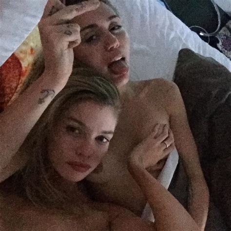 miley cyrus a polêmica e gostosa cantora pop foi alvo de hackers e teve fotos peladinha na cama