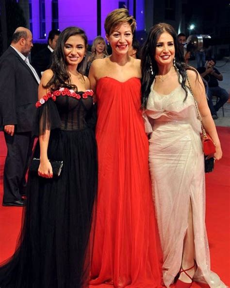 شاهد إطلالات النجمات على السجادة الحمراء في حفل توزيع جوائز السينما العربية صور