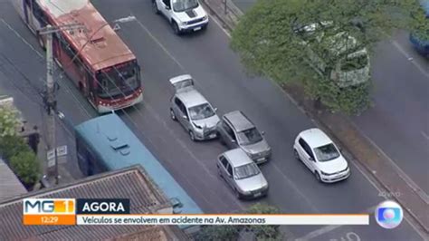 Carros Se Envolvem Em Acidente Na Avenida Amazonas Em Bh Mg1 G1