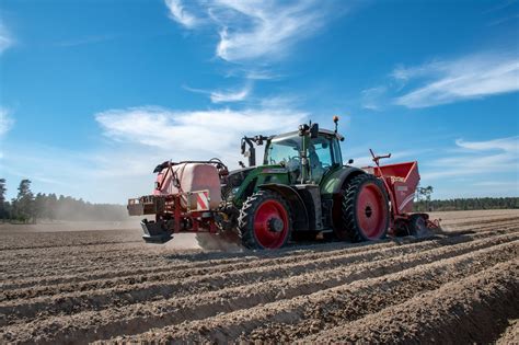 Pflanzkartoffeln werden empfohlen, weil sie gezüchtet wurden, um krankheiten zu widerstehen und zertifiziert das pflanzbeet muss mit organischen nährstoffen gut bearbeitet und ergänzt werden. Kartoffelanbau - Hof Müller
