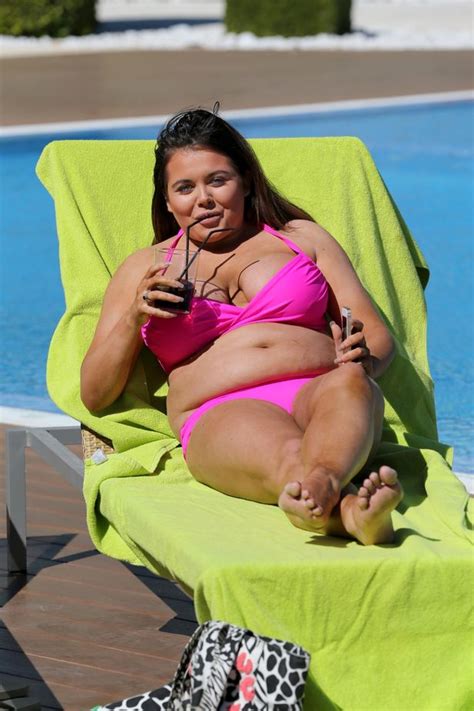 Im A Celebs Scarlett Moffatt Relaxes In A Bright Pink Bikini By The Pool Before Losing Three