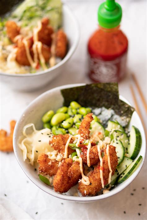 Poké bowl met kokosgarnalen hazelnoot en chili-mayo