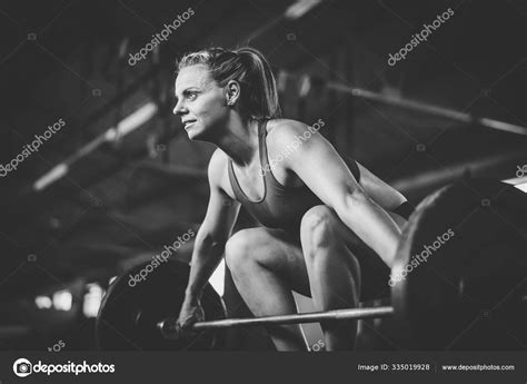 modelo fitness femenino haciendo ejercicios levantamiento pesas cross fit gimnasio — foto de