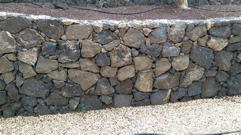 Wie sie eine gartenmauer in ihrem garten selber bauen , erfahren sie in dieser obi. Trockenmauer selber bauen - Stützmauer aus Bruchsteinen ...