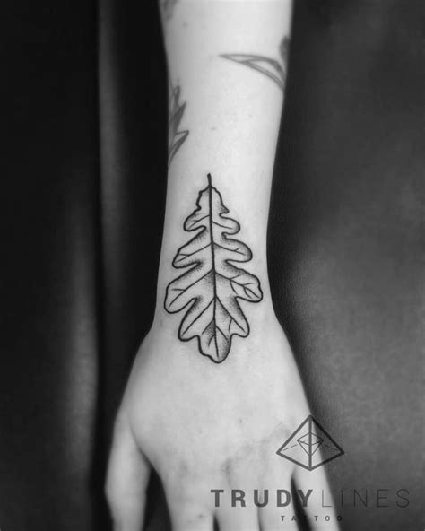 Other than these trees looking amazing when done by the best tattoo artists, they really do have some very unique associations that appeal to many. Oak leaf tattoo on the left wrist.