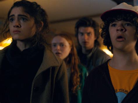Caleb mclaughlin as lucas, finn wolfhard as mike, millie bobby brown as elle. Stranger Things: Weihnachtsgrüße von Dustin, Elfie und Co ...