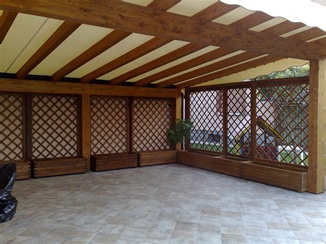Il carport in legno ( tettoia per auto in legno ) è un'alternativa ai tradizionali box di lamiera o di muratura per riparare auto e moto dalle intemperie. Tettoie per giardino in legno lamellare