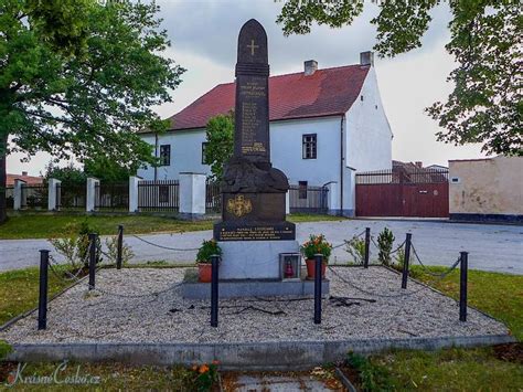 Světové války zaniklo carské rusko a na jeho území vznikla v lednu 1918 ruská sovětská federativní socialistická republika (rsfdsr), na jejímž základě (po násilném připojení ukrajiny, zakavkazska a běloruska) vznikl svaz sovětských socialistických republik (sssr). Foto: Pomník Obětem 1. a 2. světové války - Pištín (pomník)