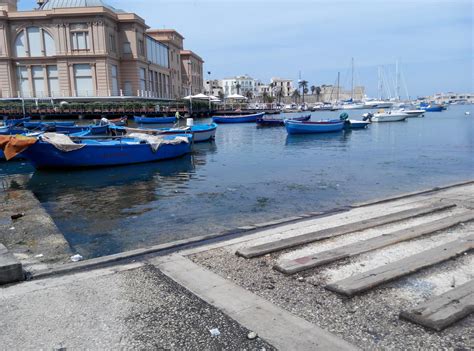 Look through examples of cabut translation in sentences, listen to pronunciation and learn grammar. Bari,caput mundi - I Love Apulia