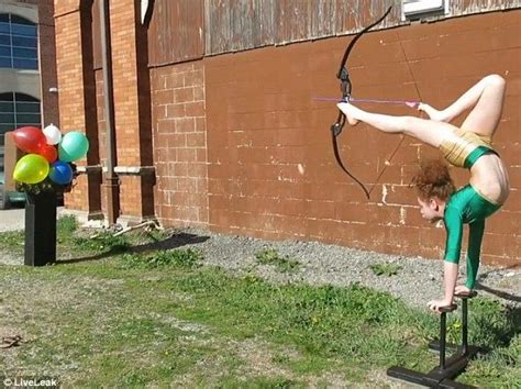 Young Contortionist Manages To Shoot A Bow And Arrow With Her Feet Позы тела Тело