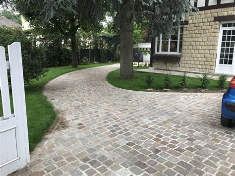 Une allée carrossable est un passage qui peut supporter la circulation et le stationnement des véhicules. Allée en pavés Le Vésinet (92) - VAN DAMME PARCS ET JARDINS