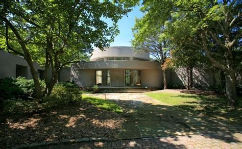 Fan of whitney houston buys her '80s mansion. Fan of Whitney Houston Buys Her '80s Mansion