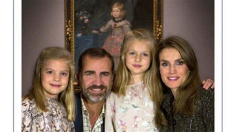 Los Príncipes Y Sus Hijas Felicitan La Navidad Ante Un Velázquez En El