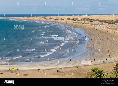 Plage de Playa del Ingles près des dunes de Maspalomas à l arrière côte sud de l île Gran
