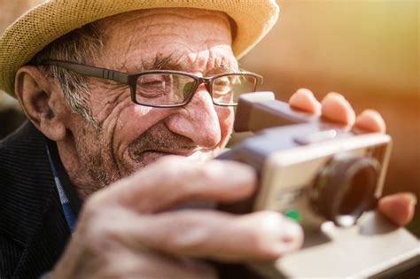 Un juego se define como la actividad que realiza uno o más jugadores, empleando su imaginación o herramientas para crear una situación con un número determinado de reglas, donde usualmente existen ganadores y perdedores con el fin de proporcionar entretenimiento o diversión. Actividades para ancianos. Juegos para ancianos.