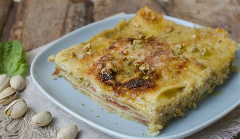 Lasagna al pistacchio ricetta pasta al forno cremosa, raffinata e facile da realizzare. Sapuri Sicilianu: LASAGNE AI PISTACCHI DI BRONTE E SPECK