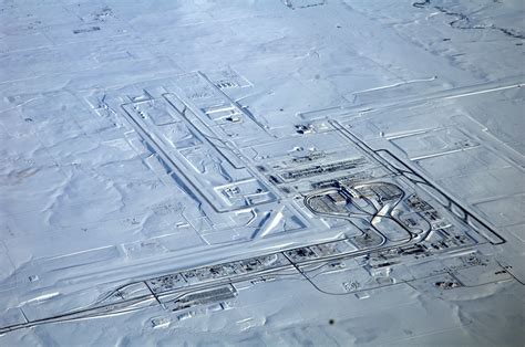 Der flughafen liegt zwar stattliche vierzig kilometer nordöstlich von denver entfernt, ist jedoch der flughafen verfügt über 40.000 parkplätze. Flughafen Denver