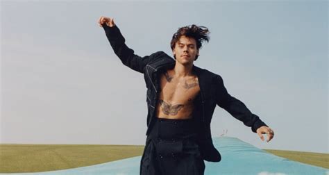 The former one direction band member became the first man. Harry Styles è il primo uomo sulla cover di Vogue, in ...