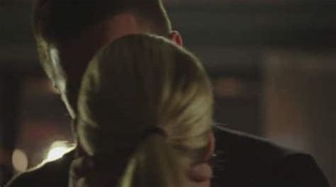 Romantic Moment Of The Week Oliver And Felicity Kiss