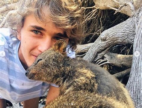 Un quokka, un pequeño marsupial propio de la zona que ha sido eso y la contagiosa sonrisa que se puede ver en el selfie de federer. Sascha Zverev on selfie with quokka: Mine are better than ...
