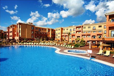 Está situado en una magnífica playa virgen, entre la reserva de marismas del odiel y el paraje natural de los enebrales, y a la entrada del pueblo pesquero del mismo nombre, punta umbría. Hotel Barceló Punta Umbría Beach Resort, Punta Umbria ...