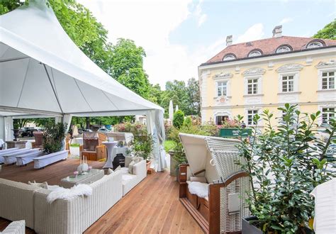 With crooked half timber houses, picturesque canals, and an elegant palace, bamberg is a hugely underrated gem in northern bavaria. Bamberger Haus - Wedding locations - fiylo