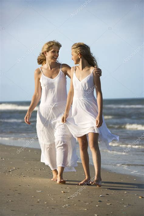Madre E Hija En La Playa — Foto De Stock © Iofoto 9498082