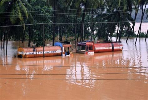 केरल कर्नाटक महाराष्ट्र और गुजरात में बाढ़ से बिगड़े हालात मृतकों की