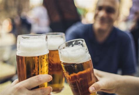 How Long After Eating Should You Wait Before Drinking Beer