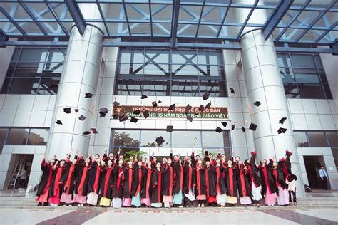 Giới tướng lĩnh ban đầu đã kiềm chế trước làn sóng đầu tiên của các cuộc biểu tình, bất tuân dân sự và tổng đình công, nhưng rồi họ phản ứng lại ngày càng mạnh tay và cuối cùng leo thang thành một nỗ lực thô bạo nhằm dập tắt phong trào chống đối khiến hơn 600 người chết và. Đại học Kinh tế quốc dân (NEU)