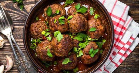 Le couscous, d'aujourd'hui, est très savoureux et léger fait de boulettes de kefta (كفتة) bien parfumées et tendres…. Recette keftas en 2020 | Recette kefta, Kefta, Recette