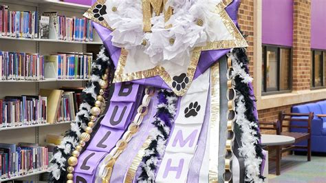 ‘here In Texas Bigger Is Better 10 Foot Homecoming Mum Goes Viral At
