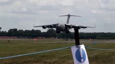 Short Landing Boeing C 17 Globemaster Iii Vs Airbus A400m Video