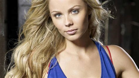 ‘bitten Star Laura Vandervoort Is A Fan Of Her Fans Fort Worth Star