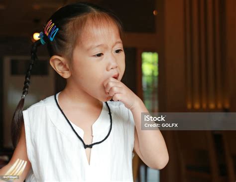 Kleines Mädchen Mit Finger Auf Etwas In Den Mund Stossen Stockfoto Und Mehr Bilder Von