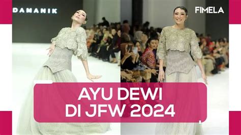 Penampilan Centil Ayu Dewi Di Runway Jakarta Fashion Week 2024 Enamplus