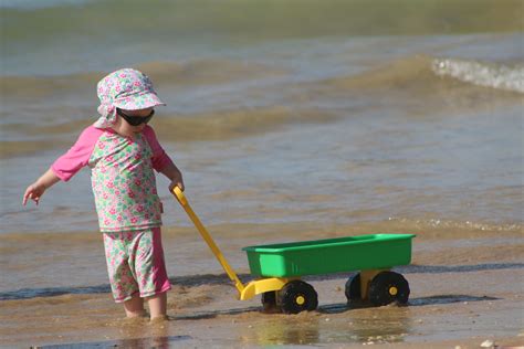 Fotos Gratis Agua Jugar Verano Tranquilidad Vehículo Costa Beira Mar Niños Jugando