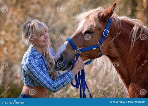 Portret Van Een Mooie Jonge Vrolijke Vrouw Met Een Paard Buitenshuis