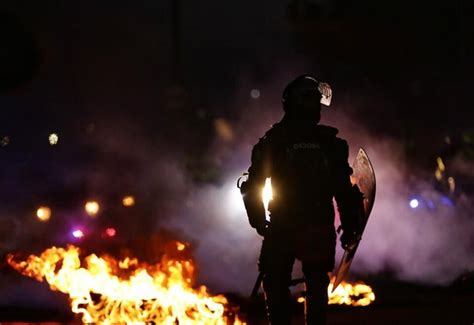 El país vive jornadas de manifestaciones y bloqueos desde el pasado 28 de abril, día en el que se dio inicio al paro nacional que lleva ya 33 días. Paro Nacional: Queman 15 CAI en Bogotá | RCN Radio