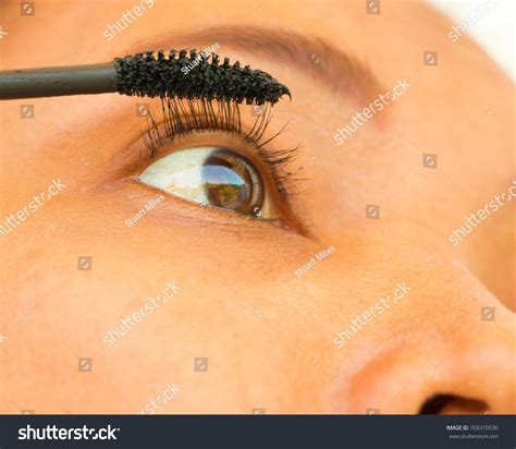 Girl Applying Mascara On Her Eyelashes Foto Stock 703310536 Shutterstock