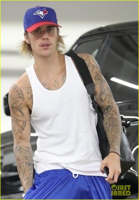 Justin Bieber Puts His Biceps On Display While Grabbing Breakfast In La