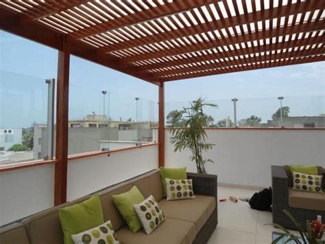 Esas vigas gruesas y techo de machihembrado que invitan al campo a estar en. Imágenes de techos de madera y aluminio en Lima | Techos de madera, Techos sol y sombra, Techos